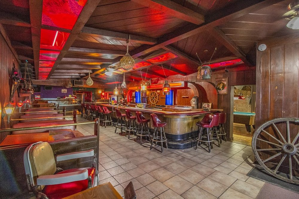 Trinidad Lounge, Trinidad